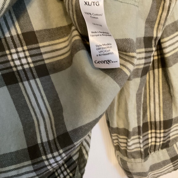 Flannel green shirt with buttons. - Picture 4 of 4